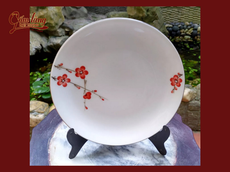 Mẫu đĩa tròn Bát Tràng hoa màu đỏ trên nền trắng