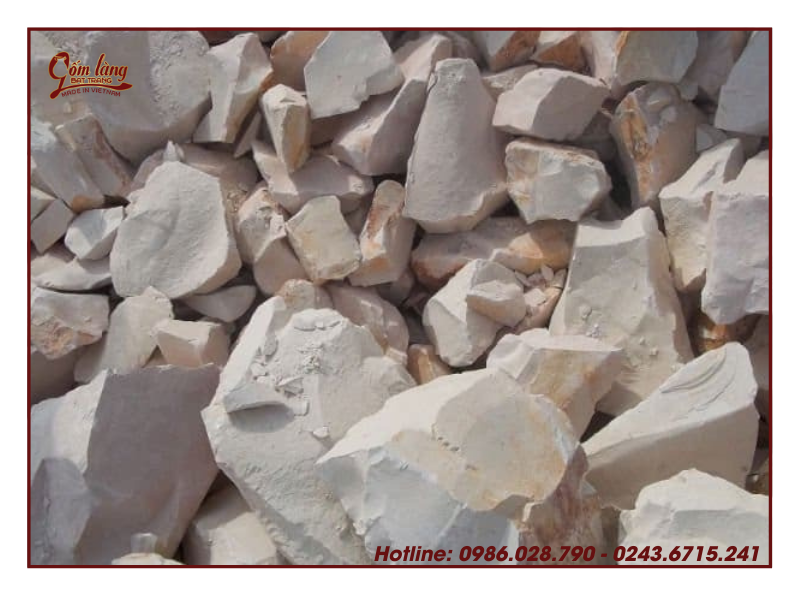 Đất sét trắng hay Cao lanh là loại đất được sử dụng trong việc tạo nên các sản phẩm gốm sứ Bát Trang. Cao lanh có độ dẻo, hạt mịn và chịu được nhiệt độ nung cao.