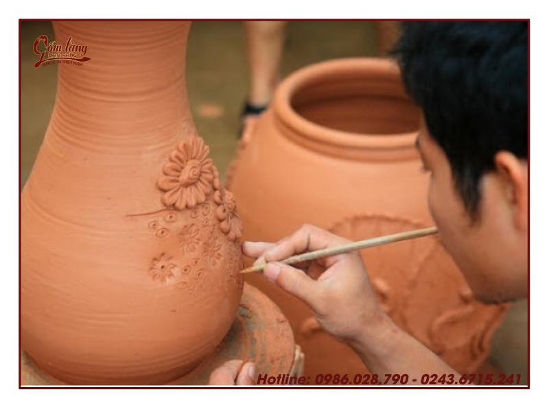 Sau khí sản phẩm được chuốt và phơi nắng cho khô, thợ sẽ tiến hành vẽ, khắc vạch lên phần xương của gốm trước khi đem vào nung.