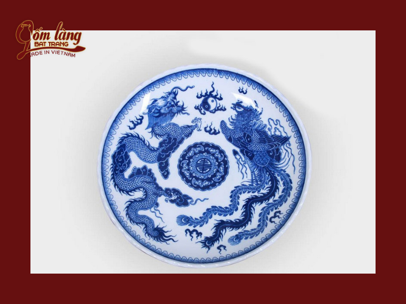 Đĩa gốm Bát Tràng hình rồng phượng thường thấy trong các gia đình Việt