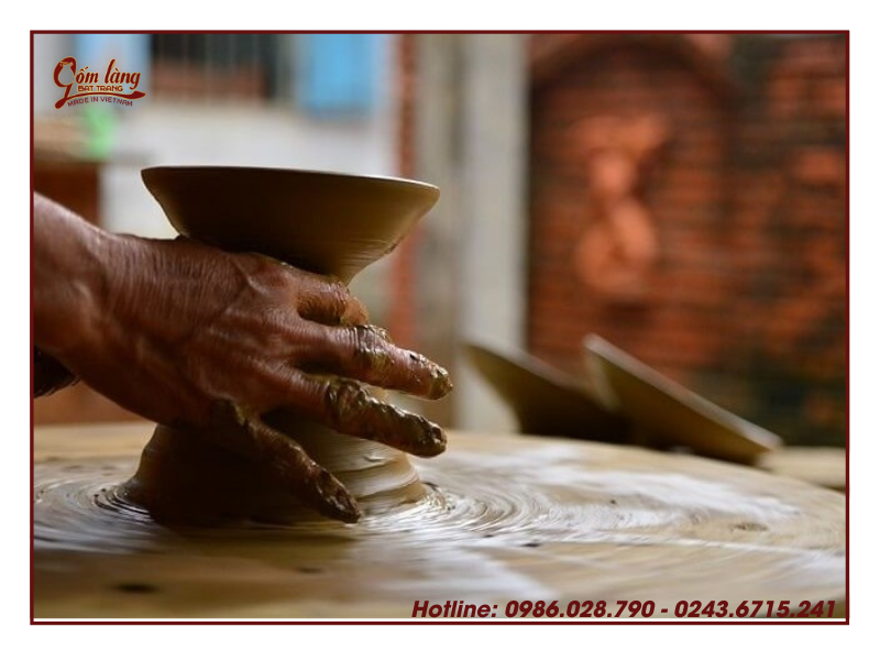 Sử dụng bàn xoay để tạo hình và chuốt lại cho sản phẩm. Kiểu dáng, kích thước phụ thuộc vào bàn tay lành nghề của người thợ.